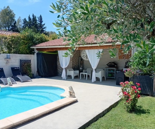 Location de vacances - Gîte à L'Isle-sur-la-Sorgue - Piscine et Pool-house