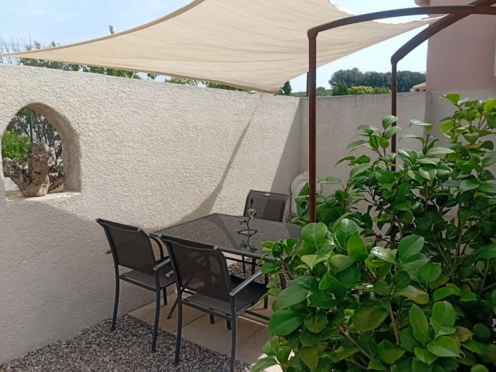 Location de vacances - Gîte à L'Isle-sur-la-Sorgue - Terrasse privative pour les repas