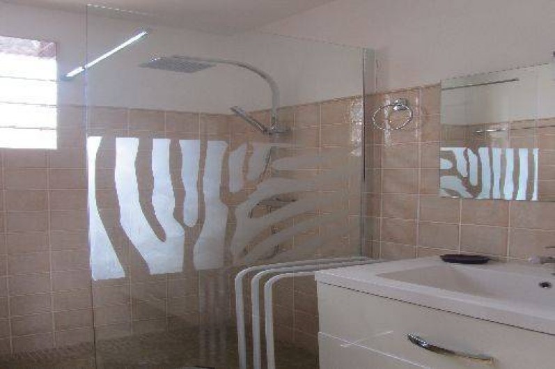 Location de vacances - Gîte à Puimisson - Salle d'eau avec douche à l'italienne et meuble lavabo.