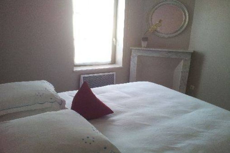 Location de vacances - Gîte à Châtel-Guyon - Un lit confortable en 160 : c'est essentiel