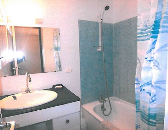 Location de vacances - Appartement à Carnon-Plage - Salle de bain avec baignoire, séparée des toilettes.