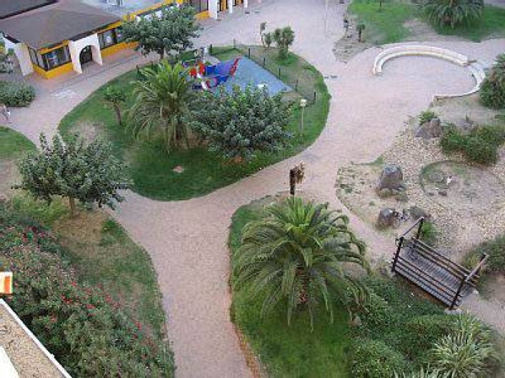 Location de vacances - Appartement à Carnon-Plage - Vue du Parc avec aire de jeu,  visible de la terrasse du studio.
