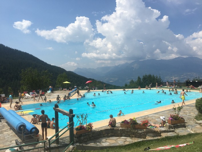 Location de vacances - Chalet à Les Orres - La piscine à 150m des chalets