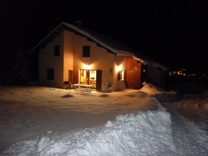 Location de vacances - Chalet à Les Orres - Le soir venu, retour du ski pour un beau feu de cheminée. Bienvenus!
