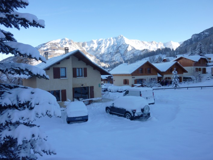 Location de vacances - Chalet à Les Orres - Nos chalets sous le calme de la neige au petit matin.