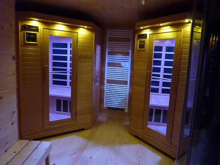 Location de vacances - Chalet à Les Orres - Grande salle de douche avec 2 saunas au sous-sol.