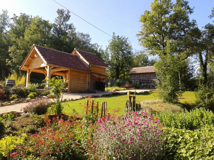 Location de vacances - Villa à Salviac - Le jardin entre la maison et la piscine