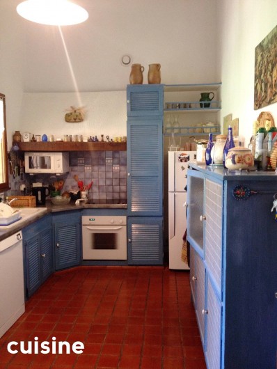 Location de vacances - Villa à Le Castellet - La cuisine toute équipée  donnant sur une terrasse couverte et coin BBQ.