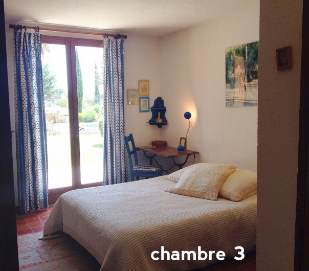 Location de vacances - Villa à Le Castellet - Chambre avec lit double donnant sur le jardin.