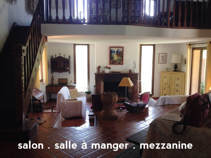 Location de vacances - Villa à Le Castellet - Salon, salle à manger et mezzanine.