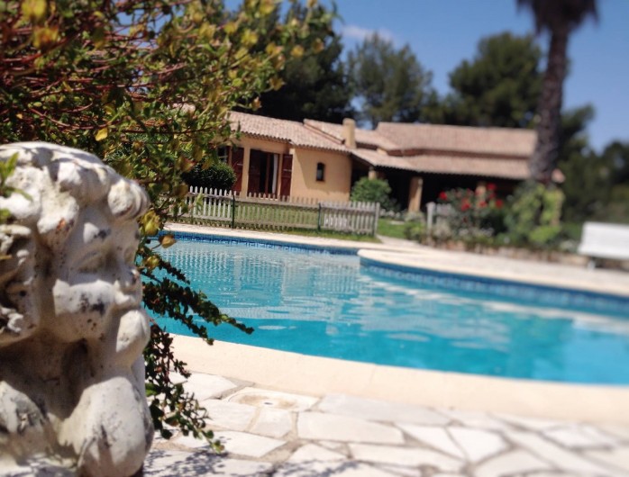 Location de vacances - Villa à Le Castellet - Piscine et plage et pool house.