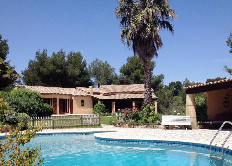 Location de vacances - Villa à Le Castellet - Espace piscine et pelouse