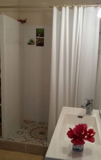 Location de vacances - Villa à Sainte-Anne - salle de bain rez de chaussee