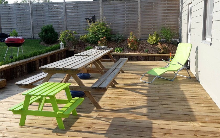 Location de vacances - Maison - Villa à Libramont - terrasse en bois barbecue chaises longues disponibles
