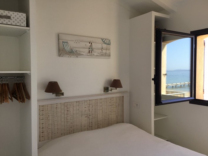 Location de vacances - Appartement à La Croix-Valmer - une chambre parental avec un grand lit en 160x200 pour le T3, ainsi ...