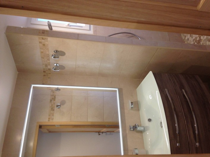 Location de vacances - Appartement à La Croix-Valmer - 2 salles d'eau avec douche et lavabo.