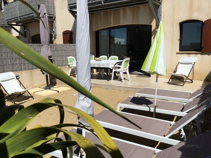 Location de vacances - Appartement à La Croix-Valmer - Le T4 de 69 m2 est en rez de plage, avec un jardin de sable, privatif,de 50 m2,