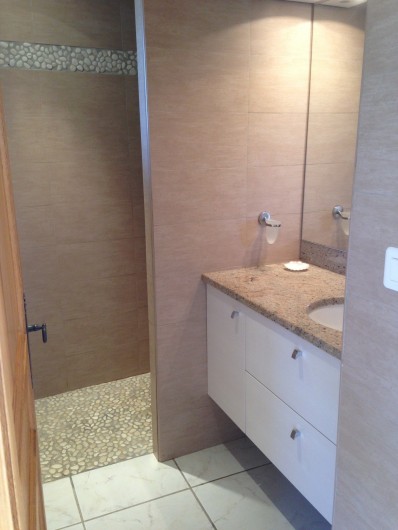 Location de vacances - Appartement à La Croix-Valmer - Une salle d'eau avec une douche à l'italienne, WC séparé.