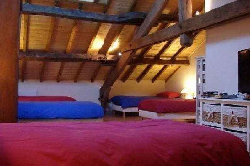 Location de vacances - Gîte à Ambazac - le vaste "dortoir" est au second étage et comprend 6 lits simples
