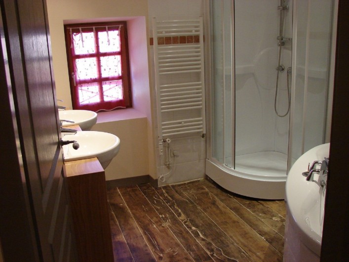 Location de vacances - Gîte à Ambazac - la salle de bains du premier étage (chambres 3 et 4)