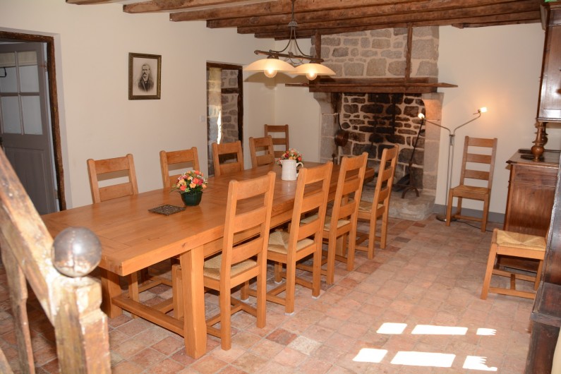 Location de vacances - Gîte à Ambazac - la salle à manger est dans l'ancienne cuisine de la ferme