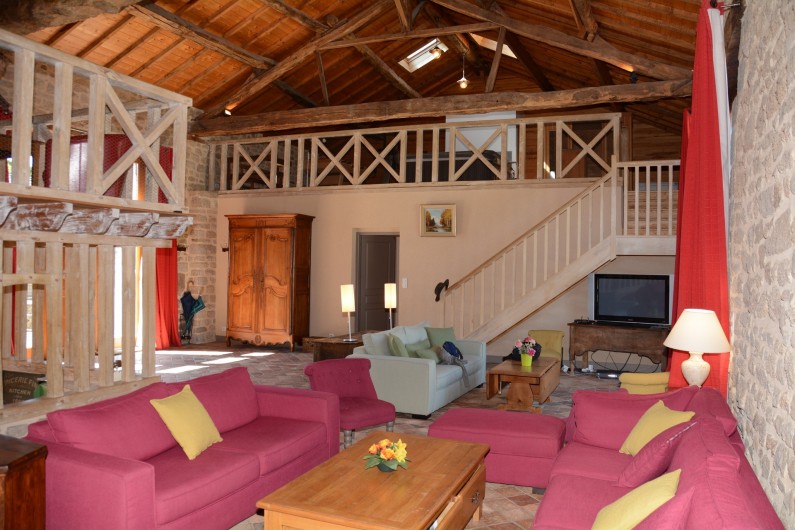 Location de vacances - Gîte à Ambazac - la grange est entièrement aménagée sur un volume salon et zones de loisirs