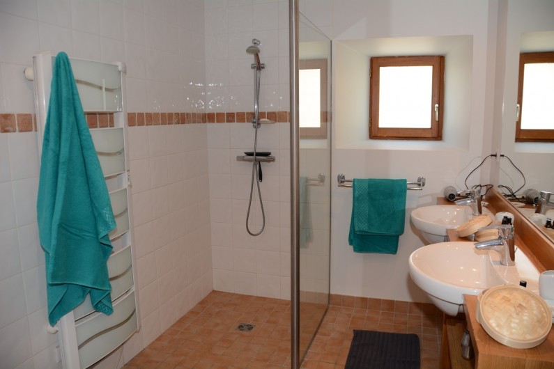 Location de vacances - Gîte à Ambazac - la salle de bains du rez-de- chaussée (chambre 1 et 2)