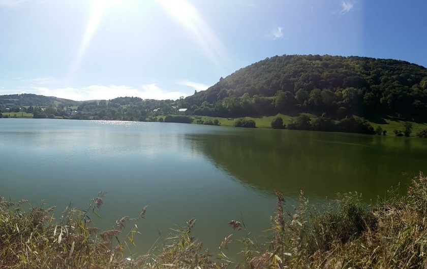 vue sur le lac de Menet Cantal Auvergne