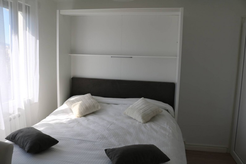Location de vacances - Studio à Aix-les-Bains - La nuit, le canapé laisse place  à un lit 160*200