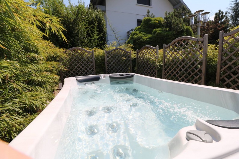 Location de vacances - Studio à Aix-les-Bains - Un autre spa se situe sur la terrasse également