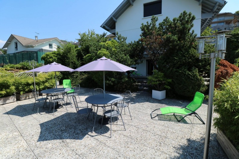 Location de vacances - Studio à Aix-les-Bains - La terrasse avec ses tables, transat et éclairages