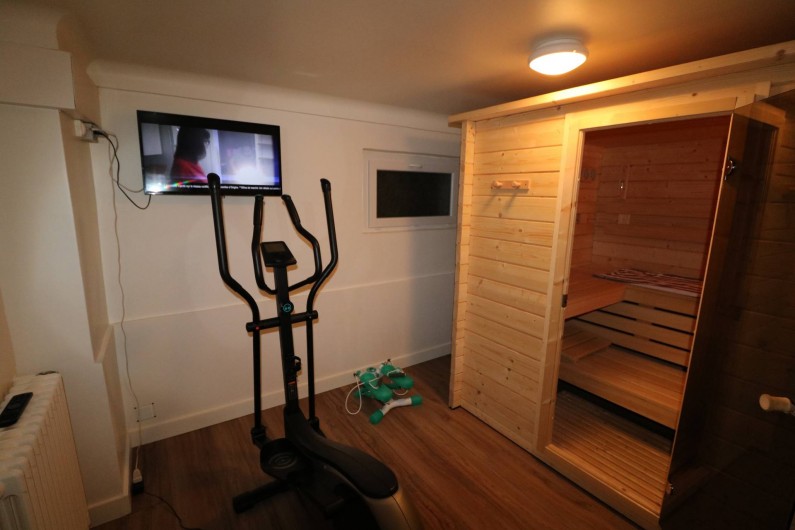 Location de vacances - Studio à Aix-les-Bains - La salle de sport/détente avec vélo elliptique, stepper et sauna massif