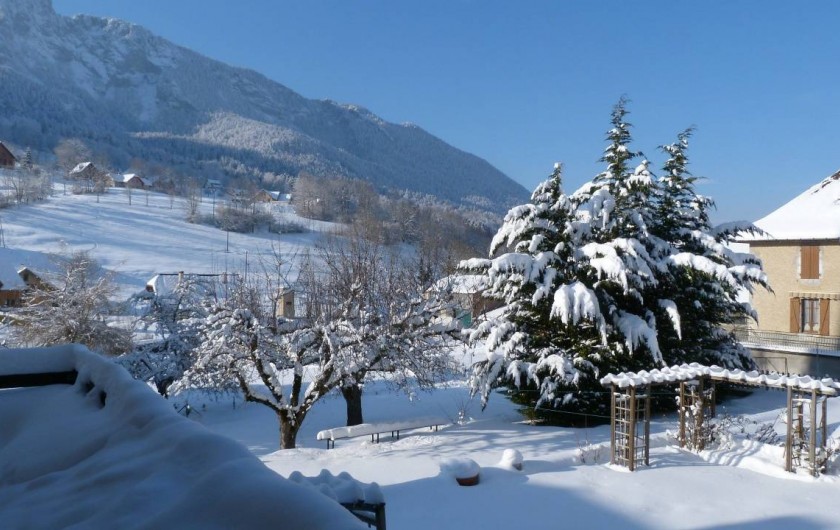 Location de vacances - Villa à Saint-Pierre-d'Entremont (Isère) - La vue sur les montagnes en hiver depuis le gîte