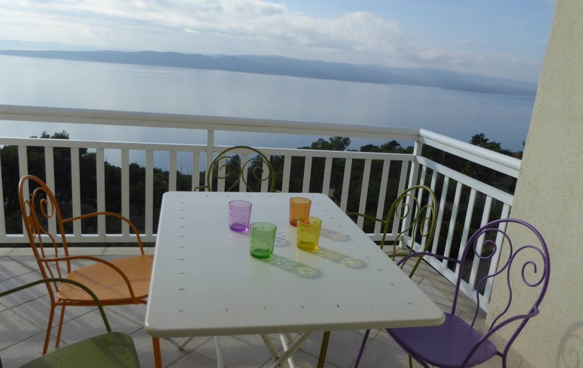 Le balcon, situé plein sud, vue mer et sur l'île de Brač.