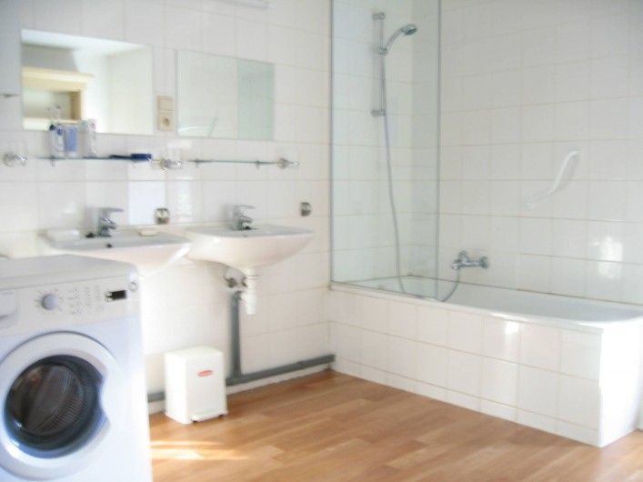 Location de vacances - Villa à Rendeux-Bas - Une des 2 salles de bains avec lave-linge.
