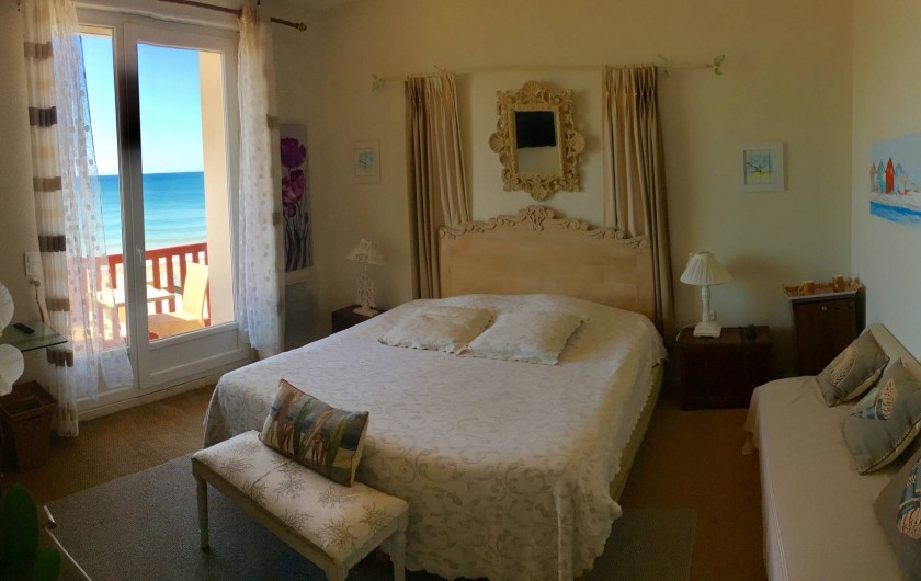 Location de vacances - Hôtel - Auberge à Soorts-Hossegor - Suite Balnéo: Jacuzzi, douche, terrasse, toilettes et vue sur l'océan.