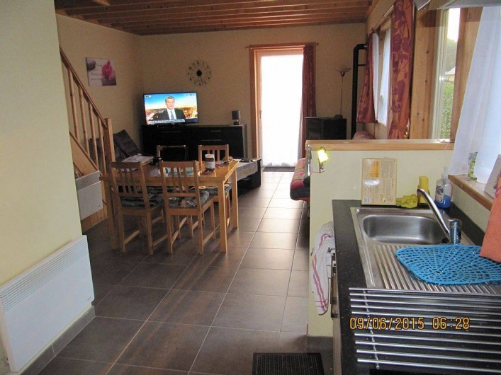 Location de vacances - Bungalow - Mobilhome à Froidchapelle - salle à mangé vue de la cuisine