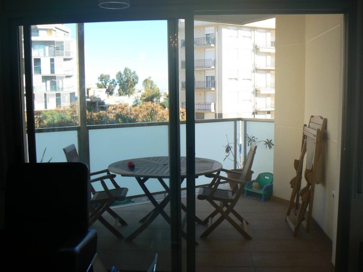 Location de vacances - Appartement à Sant Carles de la Ràpita - La terrasse est très lumineuse, acces depuis le salon via une baie vitree