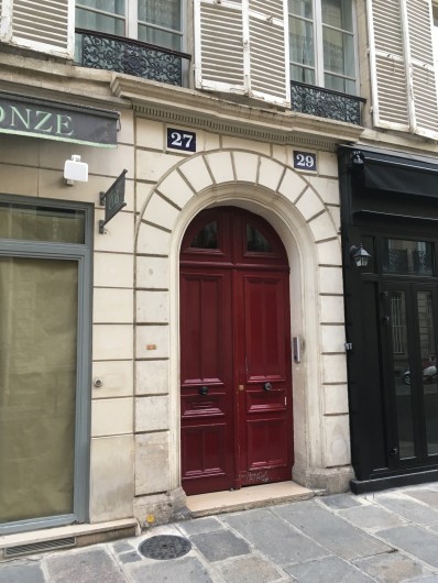 Location de vacances - Appartement à Champs-Élysées - Entrée principale de l'immeuble avec 2 codes d'accès sécurisés