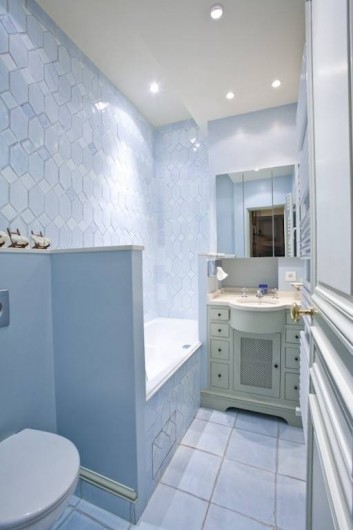 Location de vacances - Appartement à Champs-Élysées - Salle de bain bleue avec ses toilettes