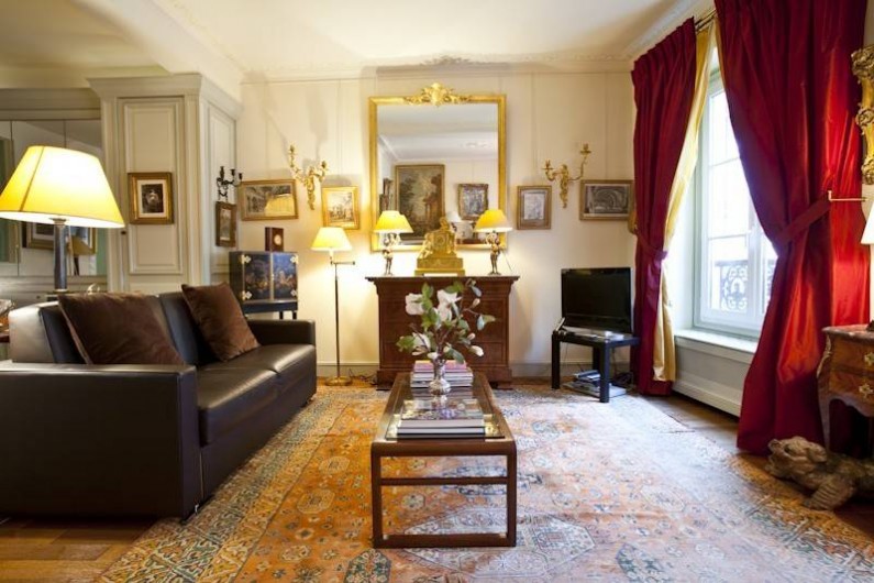 Location de vacances - Appartement à Champs-Élysées - Salon Empire côté rue et l'air conditionné pour les journées de canicule