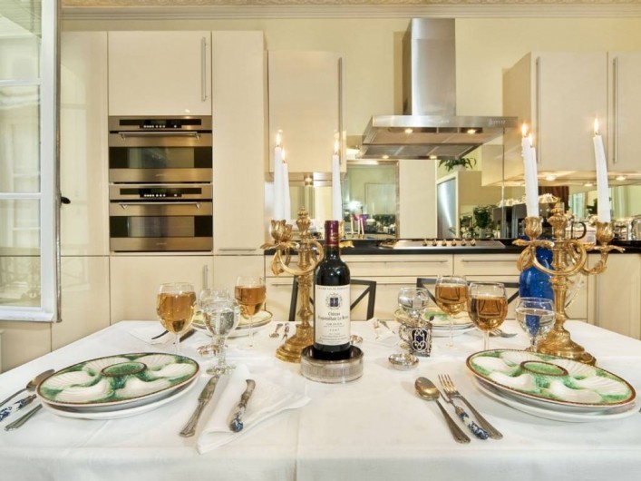 Location de vacances - Appartement à Champs-Élysées - Dîner à la française dans une cuisine entièrement équipée