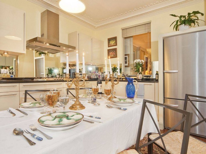 Location de vacances - Appartement à Champs-Élysées - Dîner dans une cuisine entièrement équipée et lumineuse coté cour