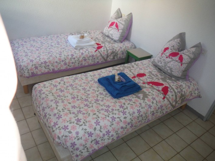Location de vacances - Appartement à Digne-les-Bains - Deux lits d'une personne dans la chambre, avec une grande penderie.