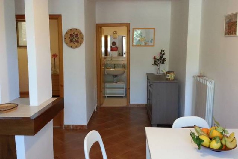 Location de vacances - Appartement à Agropoli - Vue sur le salon de la porte d'entrée; au fond, la salle de bain.
