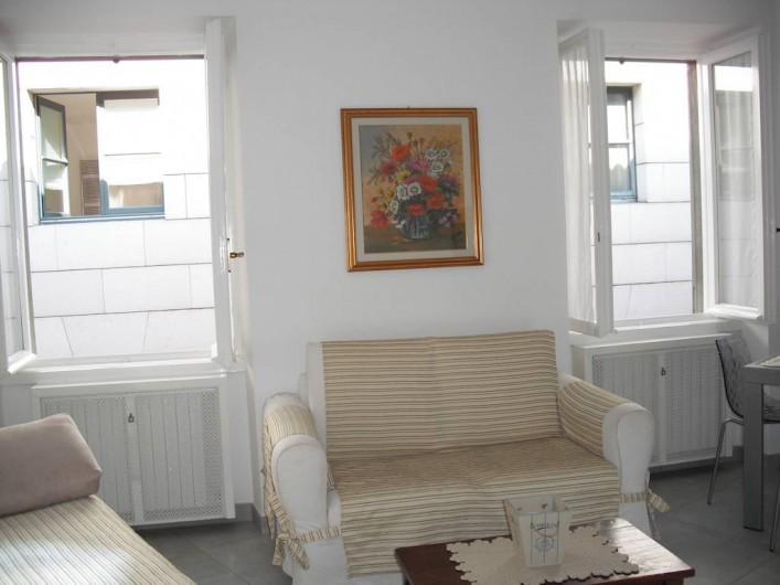 Location de vacances - Appartement à Bergame - divan salle de séjour 2 places avec 2 fenêtres.