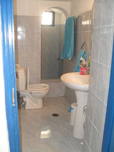 Location de vacances - Appartement à Mesaria - Salle de bain avec douche de 2m² et d'eau chaude solaire!