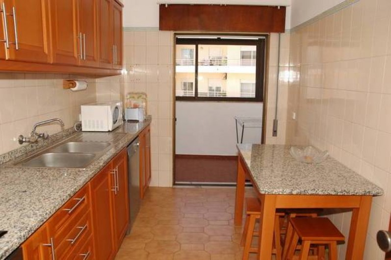 Location de vacances - Appartement à Faro - Cuisine avec aces au balcon
