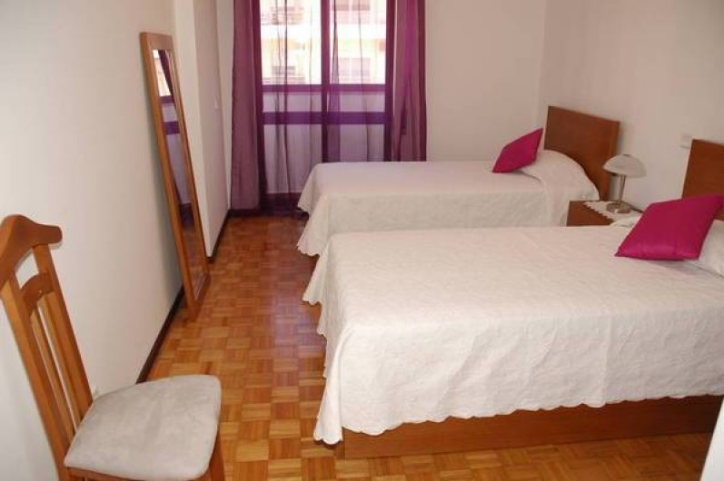 Location de vacances - Appartement à Faro - Chambre N° 1, porte fenêtre donnant cote rue et aces balcon