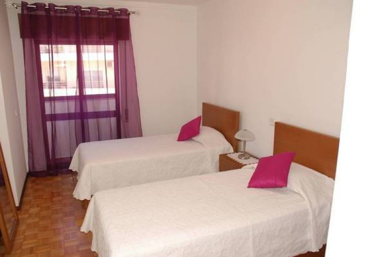 Location de vacances - Appartement à Faro - Chambre N° 1, porte fenêtre donnant cote rue et aces balcon